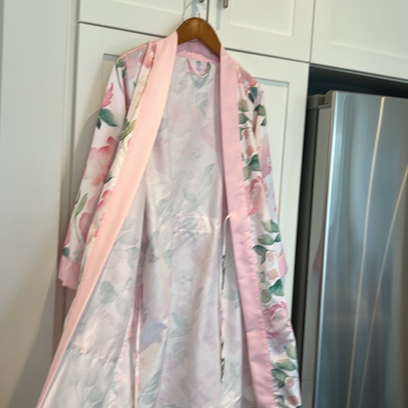 HELLO GORGEOUS Floral Satin Robe Size S - Picture 5 of 12